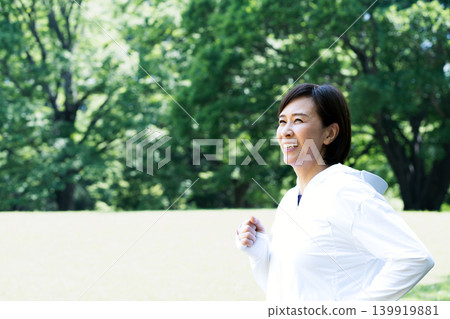 一個女人在公園跑步 139919881
