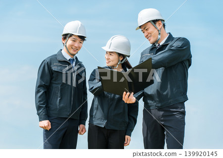 建築工地的男性和女性建築工人 建築工地的男性和女性建築工人 139920145