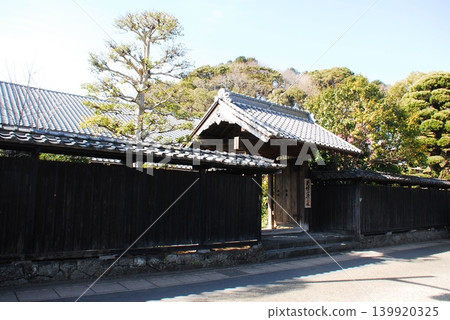 The gate and black wall of the former Koshimi Honjin "Tokiwa Family Residence" (Fuji City, Shizuoka Prefecture) The gate and black wall of the former Koshimi Honjin "Tokiwa Family Residence" (Fuji City, Shizuoka Prefecture) 139920325