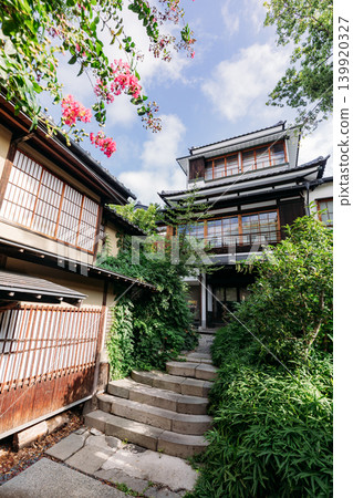 歷史悠久的傳統日式餐廳的外觀照片 歷史悠久的傳統日式餐廳的外觀照片 139920327