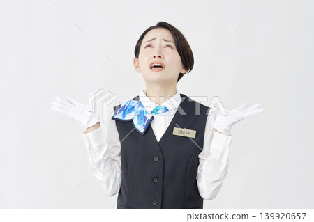 女員工，接待員/巴士導遊，舉起雙手，擺出無助的姿勢，背景為白色。 139920657