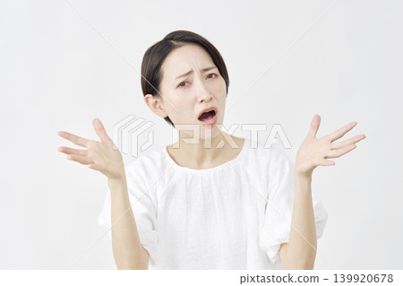Middle-aged woman protests against a white background. 139920678