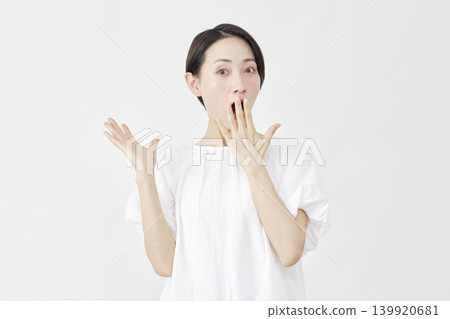 驚訝的中年婦女白色背景 139920681