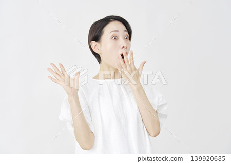 驚訝的中年婦女白色背景 139920685