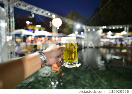 晚上在城裡喝啤酒 139920956