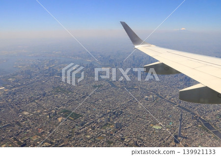 Cityscape of central Tokyo (Tokyo Skytree, Sumida River, Mt. Fuji, photographed from an aircraft) 139921133