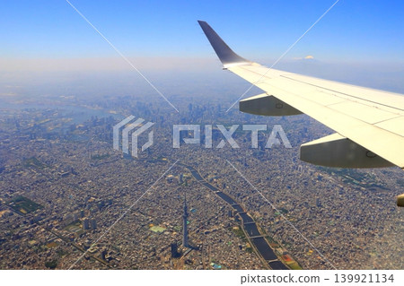 Cityscape of central Tokyo (Tokyo Skytree, Sumida River, Imperial Palace, Mt. Fuji, photographed from an aircraft) 139921134