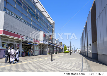 國陵站前，商店和藥局林立，構成了一幅城市景觀。 139921635