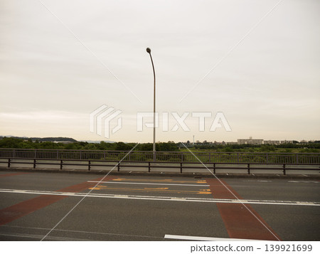 橫跨橋樑的主幹道和傍晚的天空。 橫跨橋樑的主幹道和傍晚的天空。 139921699