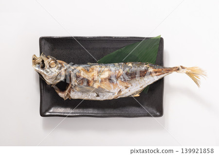 [Nagasaki Prefecture] Salt-grilled horse mackerel (wild-caught) 139921858