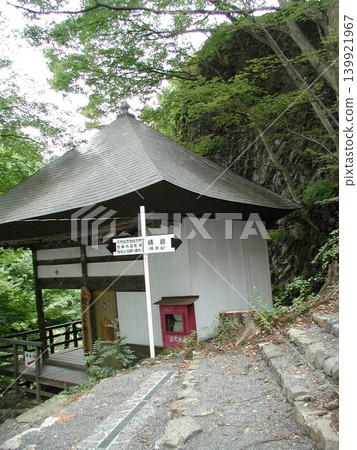 綠色被蓋的山門 綠色被蓋的山門 139921967