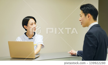 Female medical staff serving customers Female medical staff serving customers 139922280