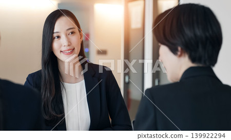 Group of business people having a conversation in the office Group of business people having a conversation in the office 139922294