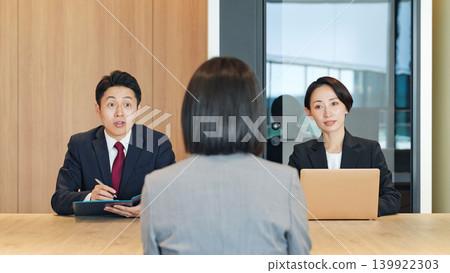 一群商務人士正在辦公室接受採訪 一群商務人士正在辦公室接受採訪 139922303