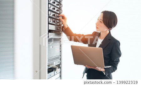 女工程師正在檢查伺服器 女工程師正在檢查伺服器 139922319