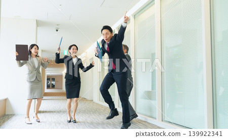 一群男女商務人士在辦公室跳舞。 139922341