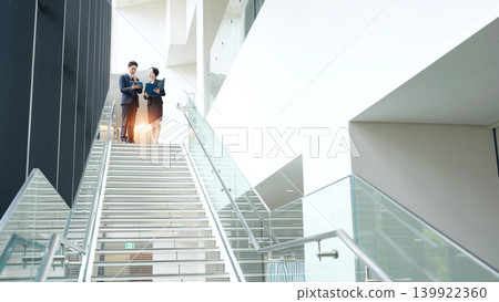 一群商務人士在辦公室交談 139922360