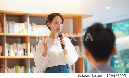 一位女士正在發表演講，聽眾也都在場。 139922395