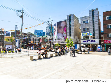 Seoul, Seongsu Main Street *Partially in soft focus 139923228