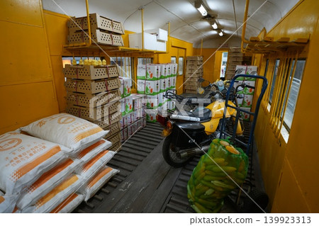 A luggage car A luggage car 139923313