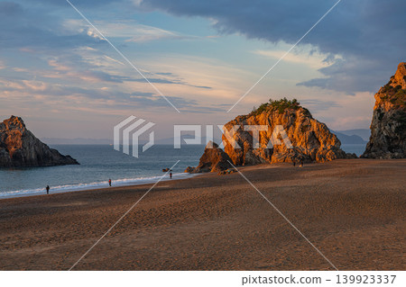 A view of the sunrise from around the Hinode no Ishimon (Sunrise Stone Gate) in Tahara City, Aichi Prefecture. A view of the sunrise from around the Hinode no Ishimon (Sunrise Stone Gate) in Tahara City, Aichi Prefecture. 139923337