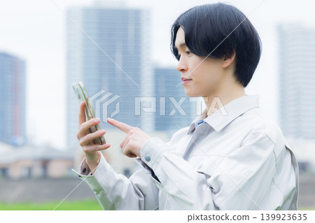 工人正在看他的智慧型手機 139923635