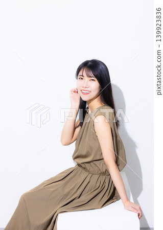 A woman in a khaki dress 139923836
