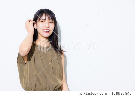 A woman in a khaki dress 139923843