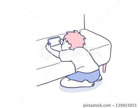 圖:一個男孩坐著,全神貫注地使用他的智慧型手機。 圖:一個男孩坐著,全神貫注地使用他的智慧型手機。 139923855