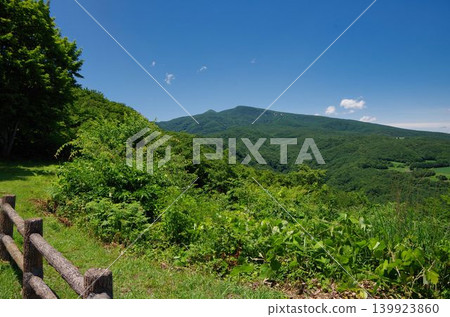 初夏時節,群山環繞,綠意盎然。 初夏時節,群山環繞,綠意盎然。 139923860