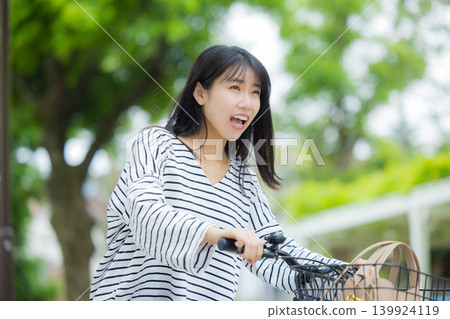 騎自行車的女人 139924119