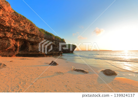 [Okinawa Prefecture] Sunset at Sunayama Beach (Miyako Island) 139924137