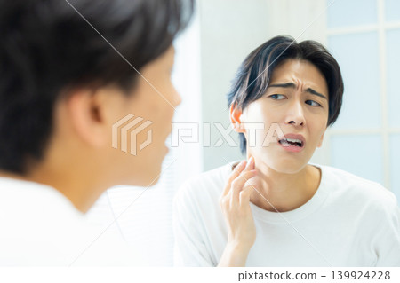 男人在浴室裡照鏡子 男人在浴室裡照鏡子 139924228