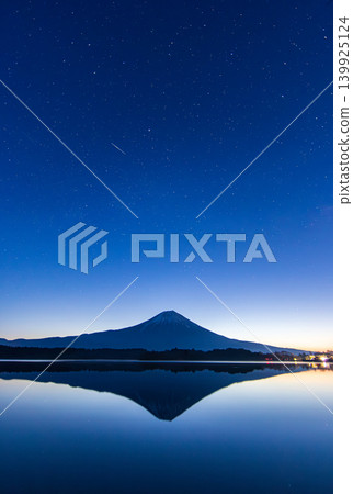 狸湖中富士山和銀河的反射 狸湖中富士山和銀河的反射 139925124