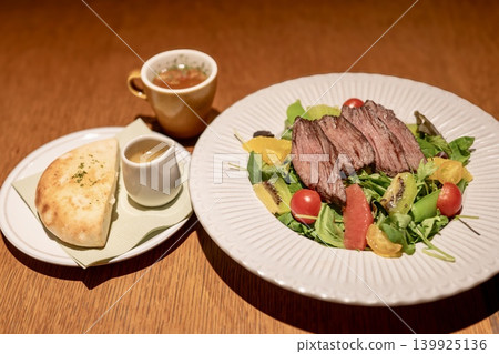 Aged beef skirt steak and colorful wreath salad set Aged beef skirt steak and colorful wreath salad set 139925136