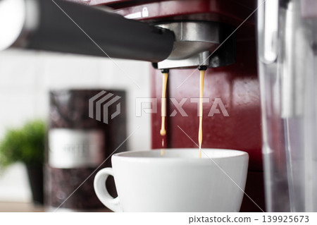 Preparing espresso coffee in a modern kitchen Preparing espresso coffee in a modern kitchen 139925673
