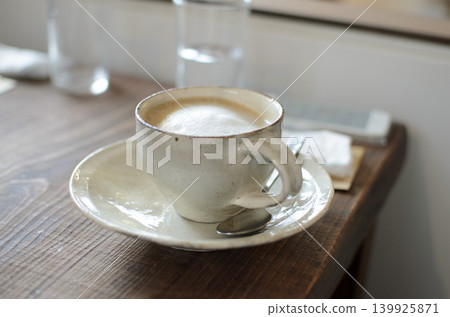 享用一杯咖啡歐蕾,放鬆片刻 享用一杯咖啡歐蕾,放鬆片刻 139925871