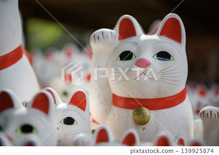 Many beckoning cats standing quietly Many beckoning cats standing quietly 139925874