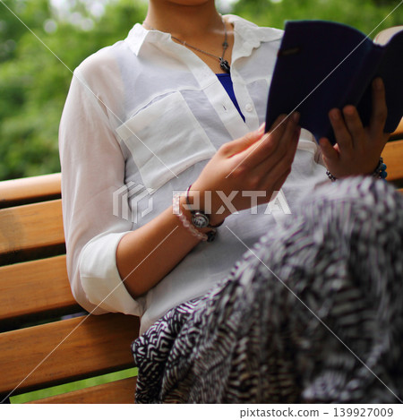 坐長凳和讀書的婦女 139927009