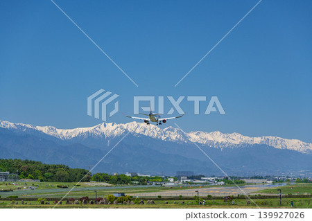 一架飛機降落在信州松本機場,遠處是白雪皚皚的北阿爾卑斯山脈。 一架飛機降落在信州松本機場,遠處是白雪皚皚的北阿爾卑斯山脈。 139927026