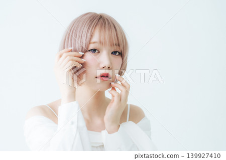一位留著淺色短波波頭的女性的美麗時尚形象。 一位留著淺色短波波頭的女性的美麗時尚形象。 139927410