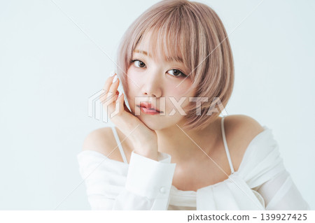 一位留著淺色短波波頭的女性的美麗時尚形象。 一位留著淺色短波波頭的女性的美麗時尚形象。 139927425