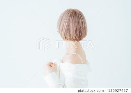 一位留著淺色短波波頭的女性的美麗時尚形象。 一位留著淺色短波波頭的女性的美麗時尚形象。 139927437