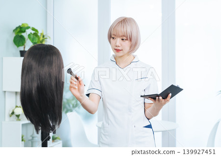 淺色頭髮的女員工正在化妝 139927451