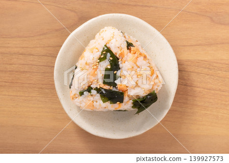 飯糰（鮭魚海苔餡） 139927573