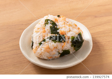 飯糰（鮭魚海苔餡） 139927574