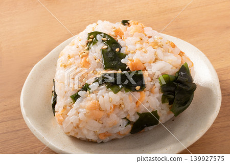 Rice ball (salmon and seaweed) Rice ball (salmon and seaweed) 139927575