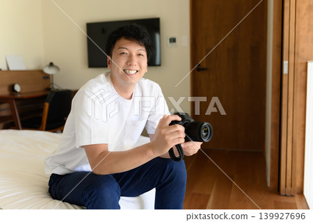 一個男人用相機 139927696
