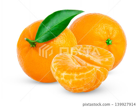 Ripe fresh mandarin or tangerine citrus fruits and peeled half of clementine isolated. Clementine with green fresh leaf and cut in a slice with clipping path. 139927914