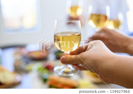 人們舉杯敬酒 139927968